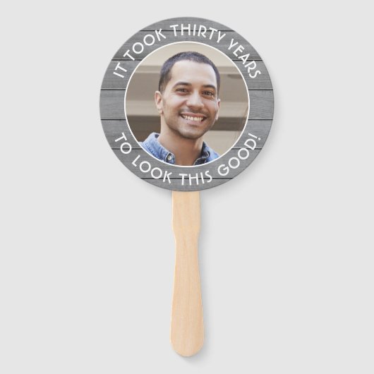 任意の誕生日2写真シンプルグレーフェイクウッドラウンド ハンドファン (裏面)