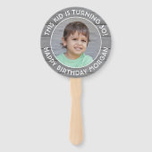 任意の誕生日2写真シンプルグレーフェイクウッドラウンド ハンドファン (正面)