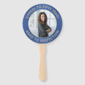 任意の誕生日2写真ブラシ付き青と金ゴールドラウンド ハンドファン (裏面)