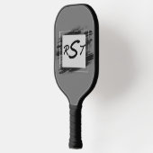任意の3イニシャル文字モノグラムブラックブラシフレーム ピックルボールラケット (左)