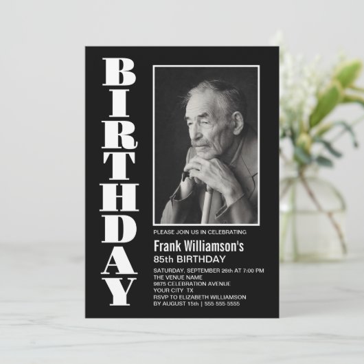 任意モダンの年齢の白黒写真の誕生日パーティー 招待状 (スタンド正面)