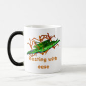 休むバッタ モーフィングマグカップ (左)