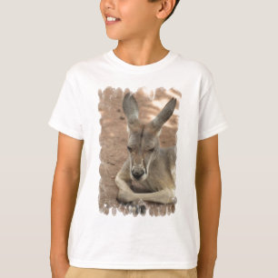 休息のカンガルーの青年Tシャツ Tシャツ