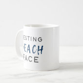 休息のビーチの顔 コーヒーマグカップ (正面左)