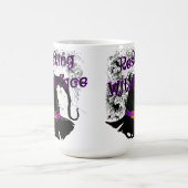 休憩中の魔女顔 – ハロウィンスパイダーウェブ コーヒーマグカップ (中央)