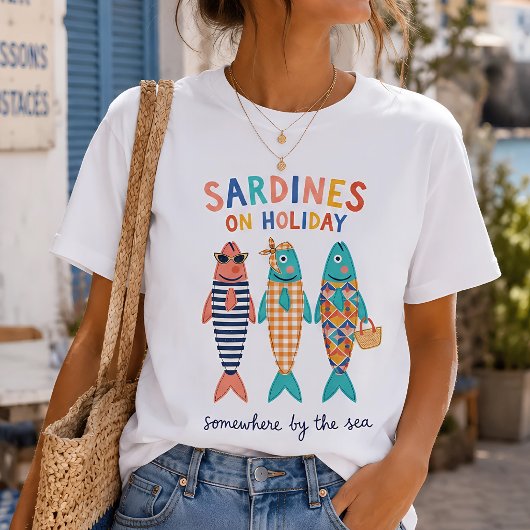 休日のイワシ 海岸の夏 グラフィック Tシャツ