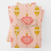 休日のオーナメントとビーズトリオギフトラップ ラッピングペーパーシート (インサイチュ)