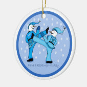 休日のオーナメントのために小競合する空手の雪だるま セラミックオーナメント (左)