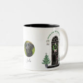 休日のラブラドル・レトリーバー犬の黒の実験室の家 ツートーンマグカップ (正面右)