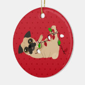 休日の応援のかわいいパグのクリスマスを自由にして下さい セラミックオーナメント (左)