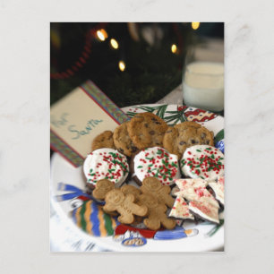 休日の静物画。 2のためのクリスマスのクッキー及びミルク シーズンポストカード
