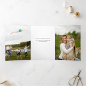 休日カラフルの挨拶タイポグラフィ3 – 写真 三つ折りカード (内部)