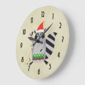 休日ライトを握っているクリスマスのアライグマ ラージ壁時計 (傾斜)