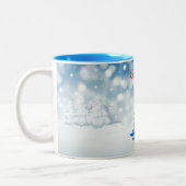 休日|ゴッド·ジュル·ニッセ·ウッドランド·スノーでスキーをする ツートーンマグカップ (左)