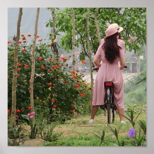 休日、自転車に着たドレスの若いアジアの女の子 ポスター (正面)