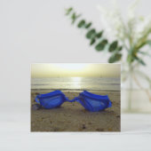 休暇の時間、青いゴーグルのビーチ ポストカード (スタンド正面)