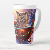 休暇中におそりに乗るフクロウ カフェラテマグ (右アングル)