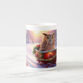 休暇中におそりに乗るフクロウ ボーンチャイナマグカップ (正面)