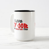 休暇中のユーモアで仕事が好きだ ツートーンマグカップ (正面左)