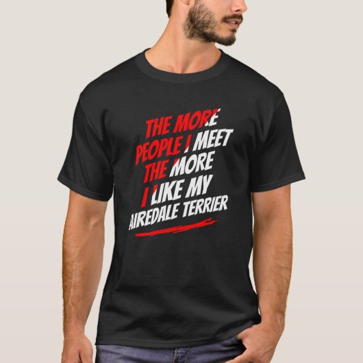 会う人が増えるほど エアデールテリア 面白い犬 Tシャツ (正面)