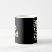 会う人は誰でも戦っている コーヒーマグカップ (中央)