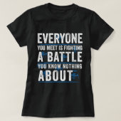 会う人は誰でも知らない戦いをしている Tシャツ (デザイン正面)