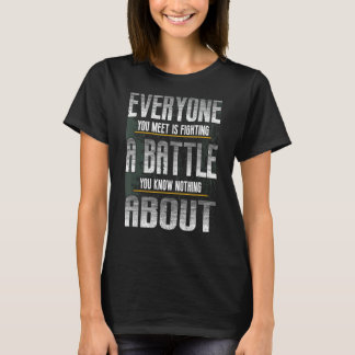 会う人は誰でも知らない戦いをしている Tシャツ