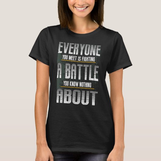 会う人は誰でも知らない戦いをしている Tシャツ (正面)