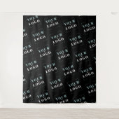 会カスタム社ロゴ斜め黒の背景 タペストリー (正面)