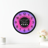 会社のカスタムロゴピンク紫の名前のスローガン ラージ壁時計 (ホーム)