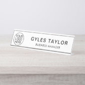 会社のロゴと従業員名のカスタム デスクネームプレート (正面)