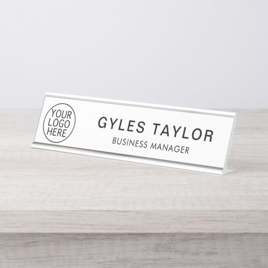 会社のロゴと従業員名のカスタム デスクネームプレート (正面)