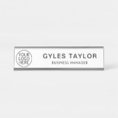 会社のロゴと従業員名のカスタム デスクネームプレート (正面)