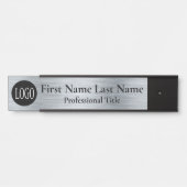 会社のロゴオフィスのドアのサインフェイクシルバー サインプレート (正面)