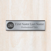 会社のロゴオフィスのドアのサインフェイクシルバー サインプレート (正面)