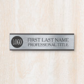 会社のロゴオフィスのドアのサインフェイクシルバー サインプレート (正面)