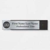 会社のロゴオフィスのドアのサインフェイクシルバー サインプレート (正面)