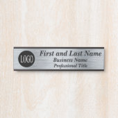 会社のロゴオフィスのドアの看板メタリックルック サインプレート (正面)