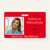 会社の写真の赤いロゴ名