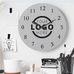 会社カスタムロゴのプロモーションブランド ラージ壁時計<br><div class="desc">壁の時計を作カスタム成するため企業のに、ビジネスのロユニークゴを追加。顧客、売素晴らしり手、従業員企業のまたはその他の特別な人々のためのプロモーションの景品またはギフトを作成する。時計の形状違うとサイズから選択する。最小数量なし、設定手数料なし。</div>