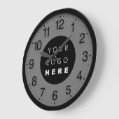会社ミニマリズム黒グレーカスタムロゴ ラージ壁時計 (傾斜)