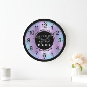 会社ロゴピンクパープルバイオレットの名前のスローガン ラージ壁時計 (ホーム)