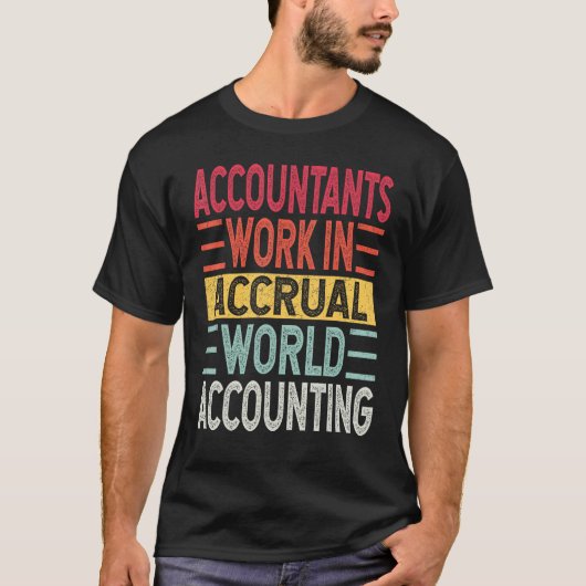 会計士は発生主義の世界で働いている 会計の引用 Tシャツ (正面)