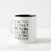 会計士は簡単だ。馬に乗るようなものだ。 ツートーンマグカップ (正面左)