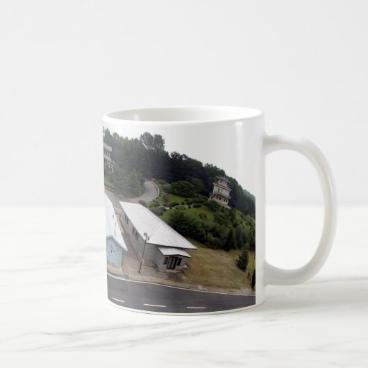 会議の列のパノラマ式のマグ コーヒーマグカップ (右)