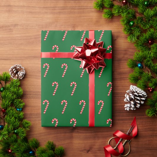 伝統的なキャンディケインとグリーン ラッピングペーパー (クリスマスギフト)