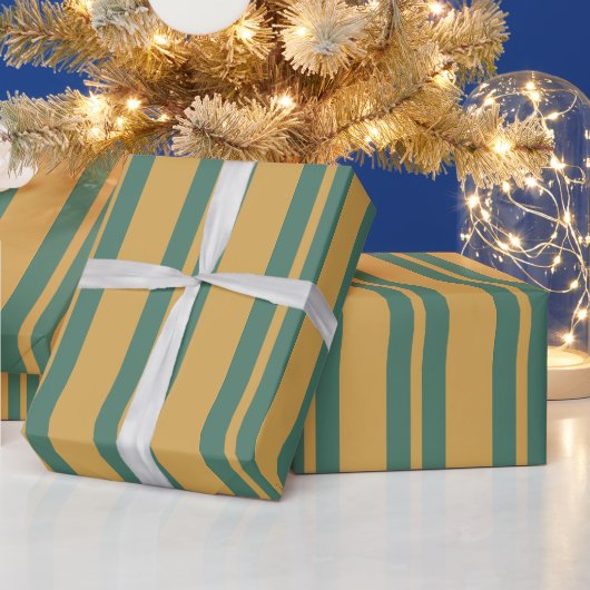 伝統的なストライプ柄の緑茶色とマスタード ラッピングペーパー (クリスマス)