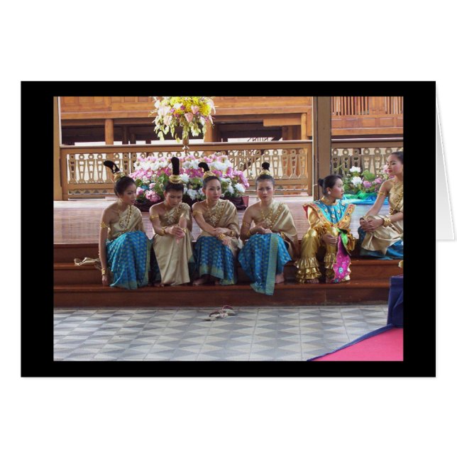 伝統的なタイのダンサーは休みをとります! (正面横)