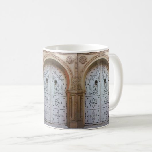 伝統的なチュニジアのドアのマグ コーヒーマグカップ (正面右)