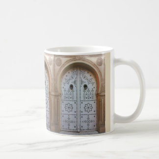 伝統的なチュニジアのドアのマグ コーヒーマグカップ